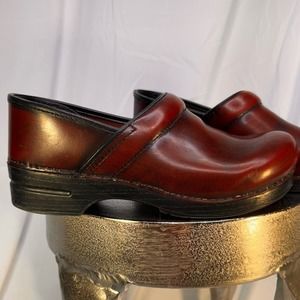 Excellent used condition, Dansko clogs in sz 42.  Oxblood color.